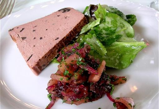 Disfruten de la mejor gastronomía a bordo, como este paté